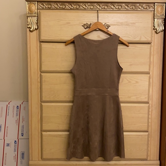 BNWT LAREINE FAUX SUEDE taupe grey v neck cute dress with cutout size small - Picture 3 of 5